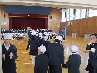1年生歓迎会 4月15日 月 1年生が入学してからあっという間に1週間が過ぎました 今日は かわいい 1年生の歓迎会を児童会主催で行いました 全校児童で 船長さんの命令です ゲームをしました 校長先生が始業式で言われた はなしをきく という