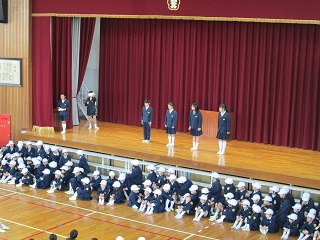 1年生歓迎会 4月15日 月 1年生が入学してからあっという間に1週間が過ぎました 今日は かわいい 1年生の歓迎会を児童会主催で行いました 全校児童で 船長さんの命令です ゲームをしました 校長先生が始業式で言われた はなしをきく という